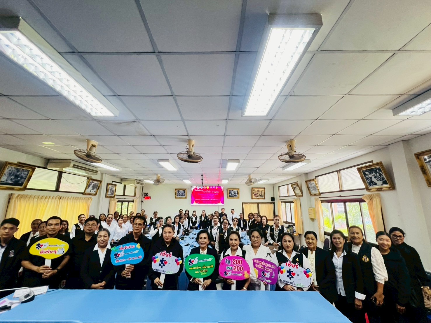 "พาพงัน สรรสร้างเพื่อชุมชน" พช.เกาะพะงัน ร่วมต้อนรับคณะกรรมการพัฒนาสตรีจังหวัดสุราษฎร์ธานี เพื่อรับมอบนโยบายและแนวทางการพัฒนาองค์กรสตรีและลงพื้นที่มอบเครื่องอุปโภค-บริโภคแก่ครัวเรือนเปราะบาง